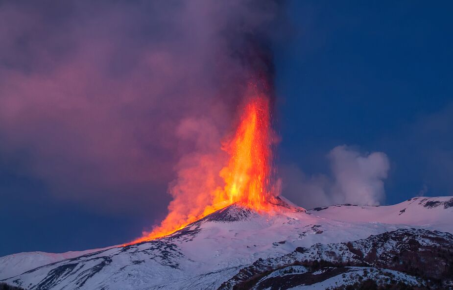 Fotograf uwiecznił błyskawicę nad wybuchającą Etną. Skąd w czasie erupcji biorą się pioruny?