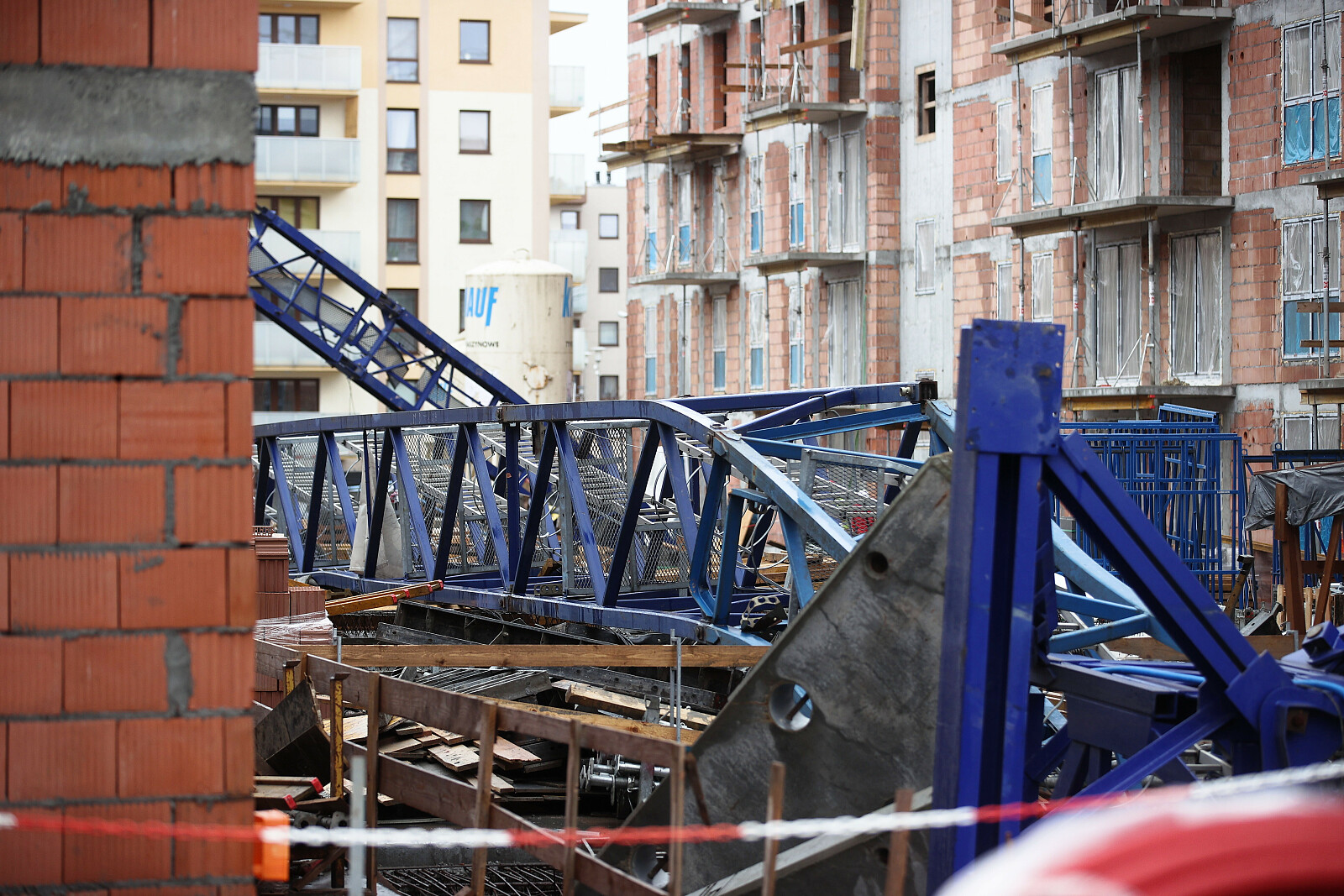 Przewrócony żuraw na placu budowy przy ul. Domagały w Krakowie (fot. Łukasz Gągulski/PAP)