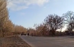 Wojna na Ukrainie. Cywile bez broni zablokowali przejazd rosyjskich czołgów
