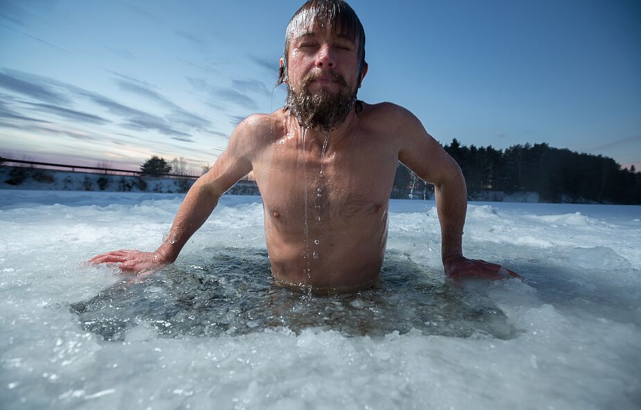 Pływak lodowy i psycholog: "Wejście do zimnej wody pozwala zapomnieć o problemach"