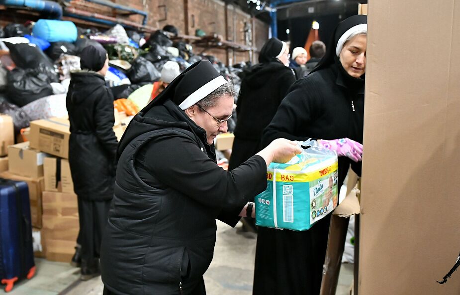 Józefitki z Tarnowa robią kanapki dla uchodźców. Domy parafialne przyjmują Ukraińców