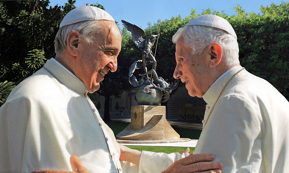 Franciszek i Benedykt XVI - 5 VII 2013 - Mondarte, CC BY-SA 4.0 www.creativecommons.org, via Wikimedia Commons
