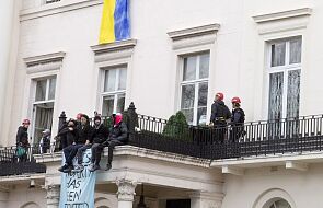Squattersi nadal okupują balkon w rezydencji Deripaski. Policja próbuje namówić ich do zejścia