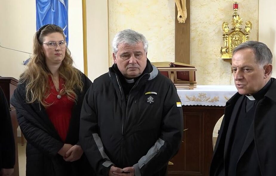 Karetka pogotowia od papieża trafiła na Ukrainę. Przekazał ją kard. Krajewski