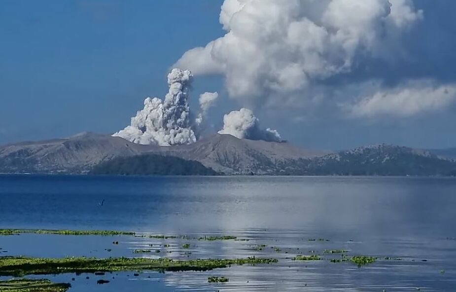 Erupcja niebezpiecznego wulkanu na Filipinach. Góra położona jest blisko stolicy
