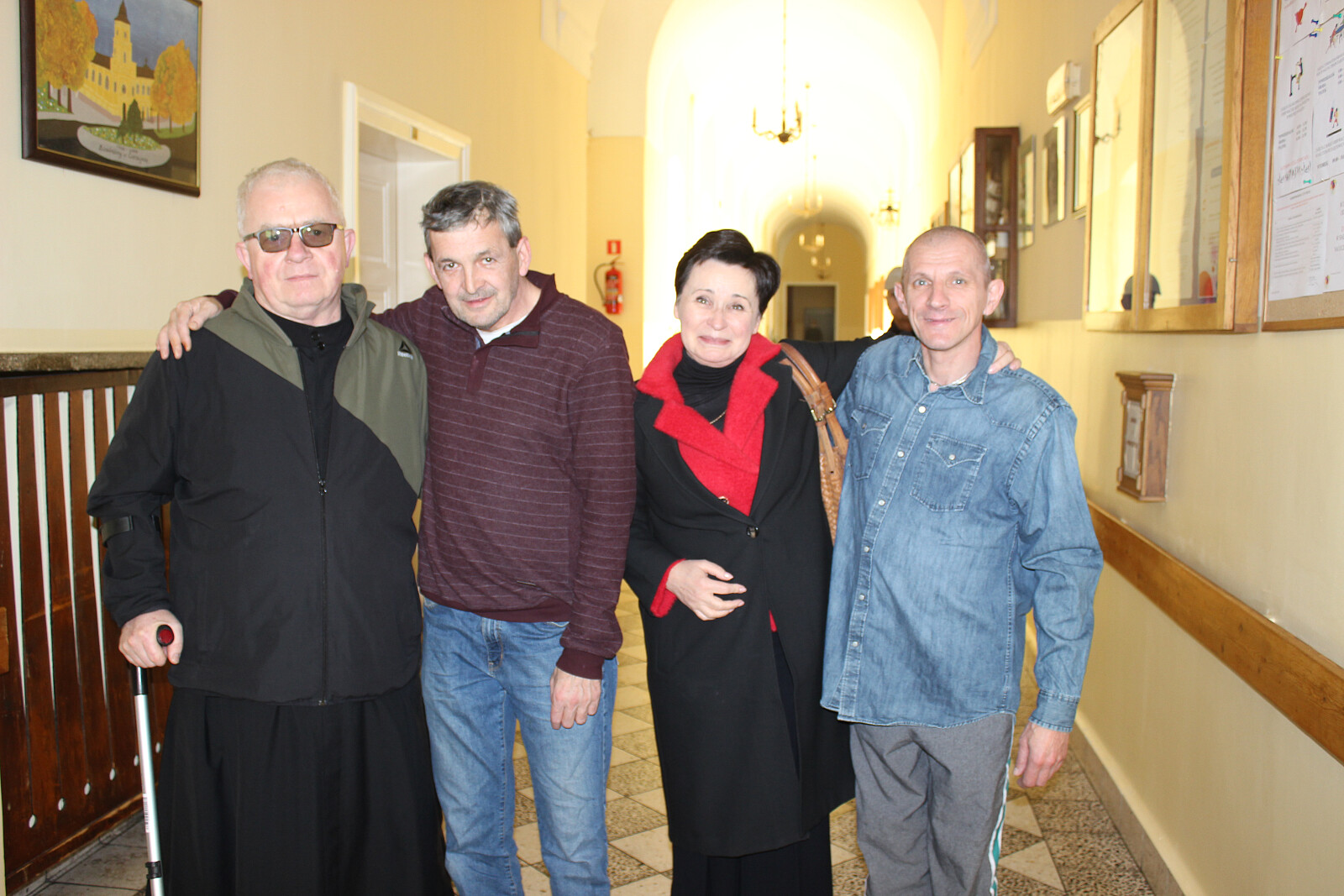 O. Piotr Telma i Marta Orzełowska, prezes Fundacji Bonifraterskiej wraz z pacjentami DPS w Cieszynie