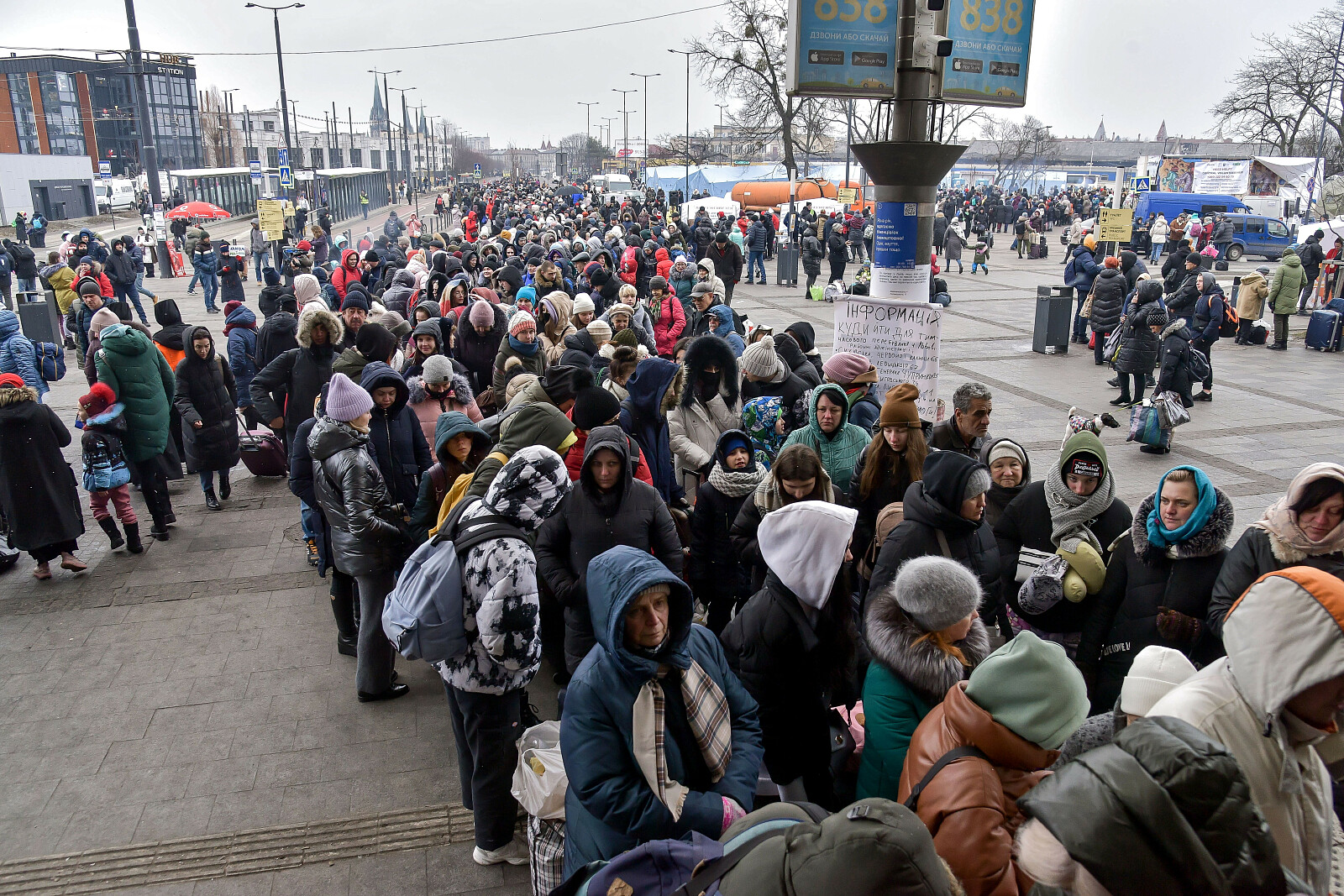 Uchodźcy na dworcu kolejowym we Lwowie (fot. Vitaliy Hrabar/PAP)