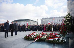 Obchody 12. rocznicy katastrofy smoleńskiej. W Warszawie złożono kwiaty pod pomnikiem ofiar