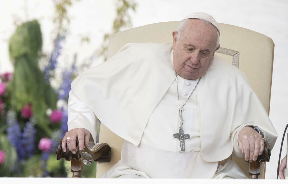 Papież przechodzi badania lekarskie. Od kilku miesięcy cierpi z powodu bólu kolana