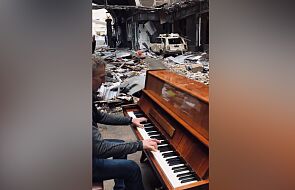 Ukraiński pianista gra na fortepianie w ruinach Charkowa. Scena jak z filmu o Władysławie Szpilmanie