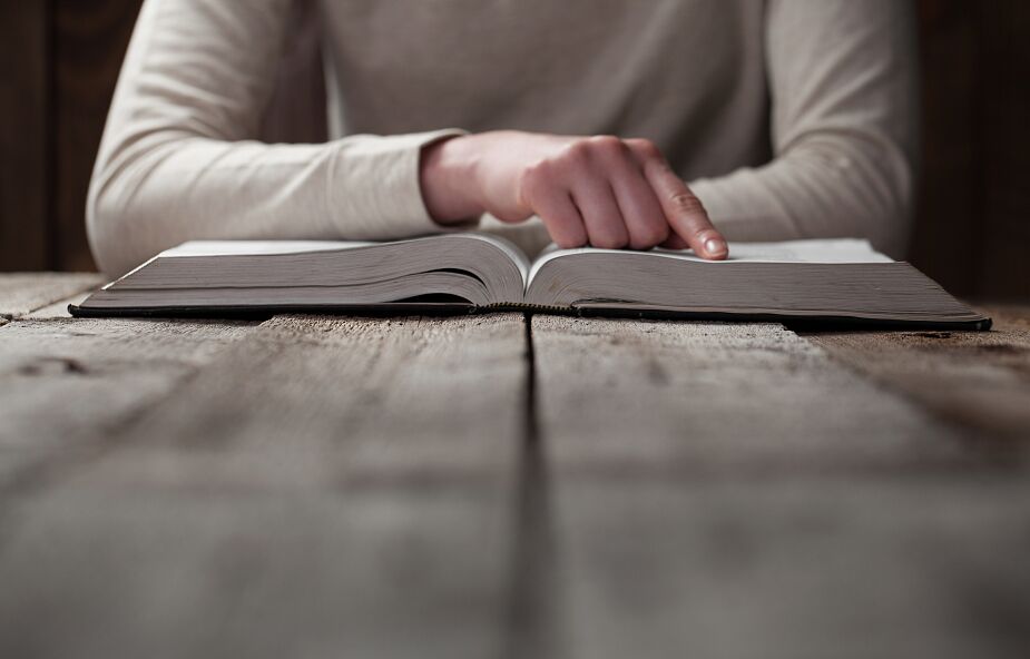 Jak się modlić przed czytaniem Biblii? Oto 5 propozycji