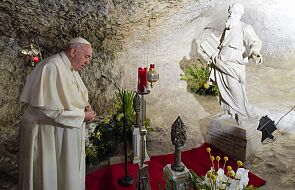 Malta. Papież modlił się w grocie Św. Pawła o rozpalanie „ogniska gościnności” dla przybyszów