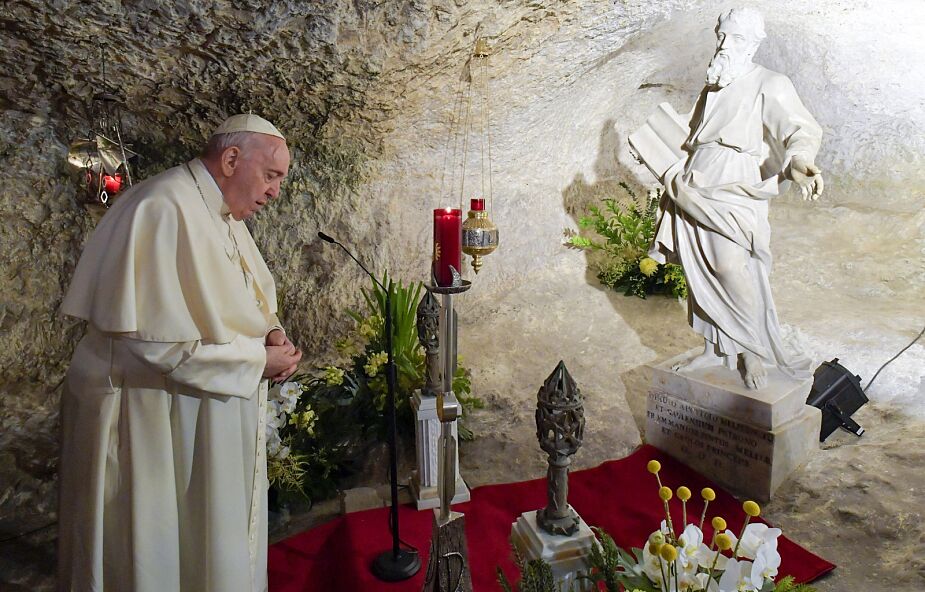 Malta. Papież modlił się w grocie Św. Pawła o rozpalanie „ogniska gościnności” dla przybyszów