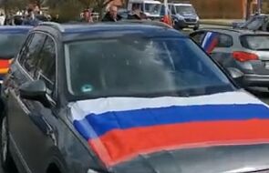 Kilkaset aut z rosyjskimi flagami przejechało przez Berlin. Podobne demonstracje na Cyprze
