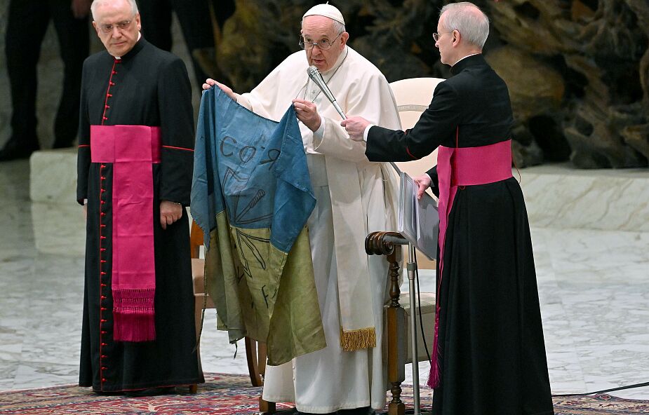 Papież modlił się za ofiary masakry z Buczy i ucałował ukraińską flagę