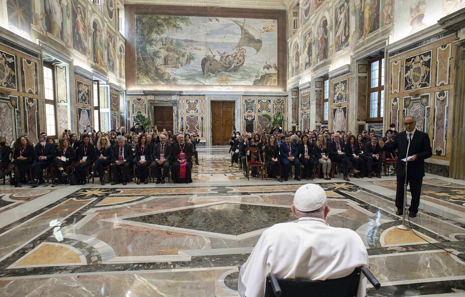 Kard. Farrell: papież godzi się na ograniczenia, które go dziś spotykają