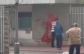 Atak na polską ambasadę w Moskwie. Sprawcy oblali budynek czerwoną farbą