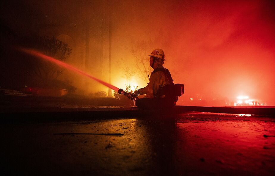 Potężny pożar w USA. Ogień pochłonął 80 hektarów ziemi, spłonęło 20 domów
