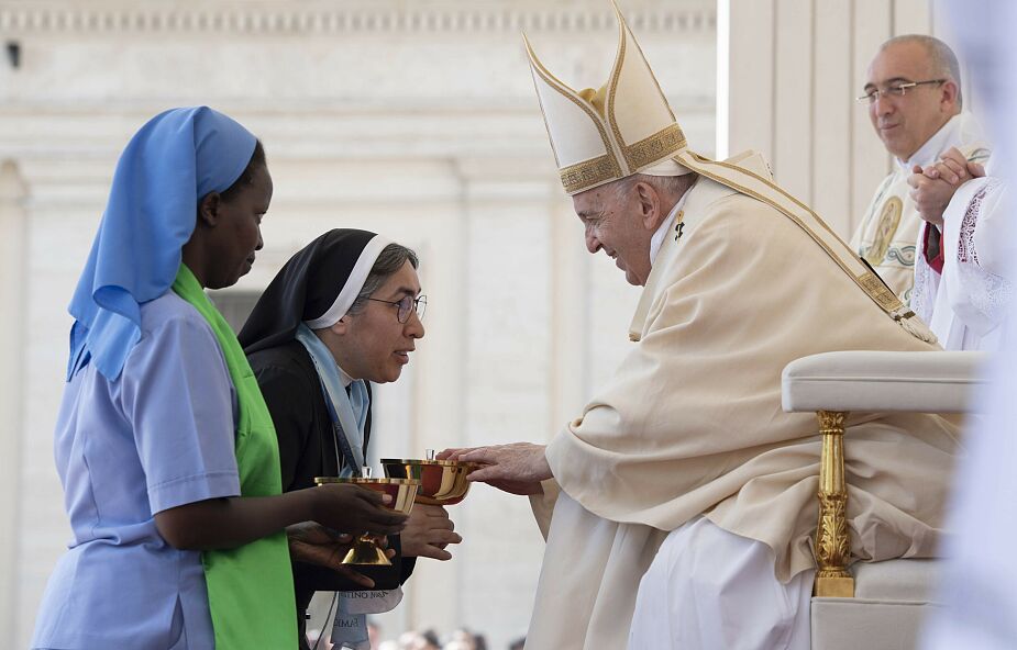 Papież: niech nowi święci inspirują do wspólnych rozwiązań, do dróg dialogu