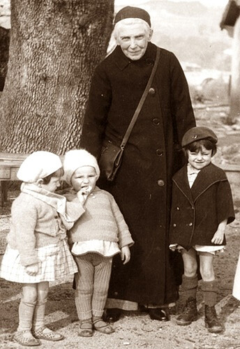 Św. Urszula z dziećmi we Francji (1936) - Urszulanki Serca Jezusa Konającego, CC BY-SA 4.0 www.creativecommons.org, via Wikimedia Commons