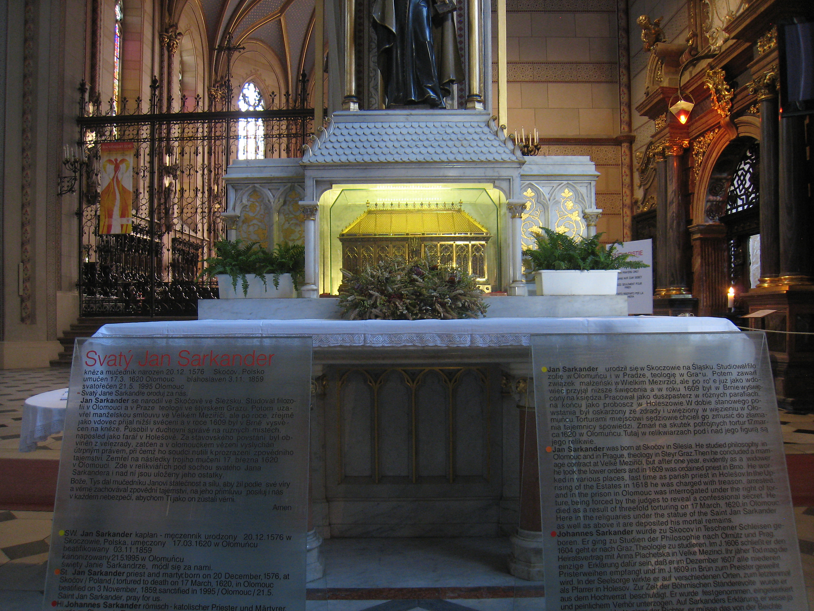 Relikwie św. Jana Sarkandra w katedrze w Ołomuńcu - Avemundi, CC BY-SA 3.0 www.creativecommons.org, via Wikimedia Commons
