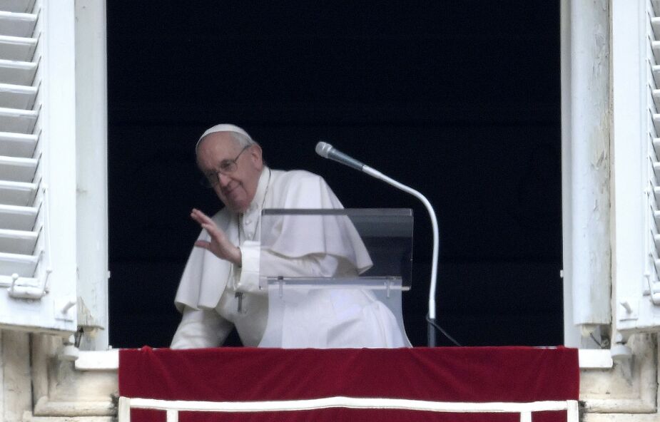 Papież Franciszek już po zabiegu. "Nie mogę chodzić" - przyznał wcześniej