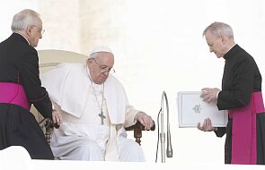 Papież Franciszek cierpi. Nie jest w stanie poruszać się o własnych siłach