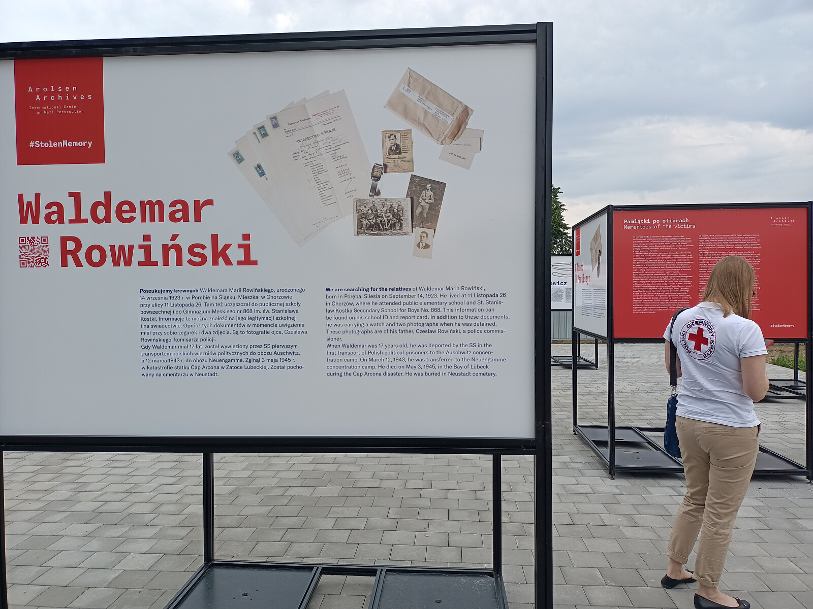 Wystawa #StolenMemory przed bramą Miejsca Pamięci i Muzeum Auschwitz-Birkenau w Oświęcimiu (fot. Arolsen Archives)