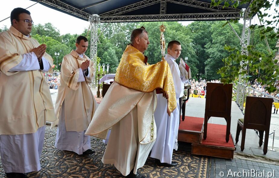 Abp Guzdek: gwarancją wierności, harmonii i pokoju jest częsta komunia św. i adoracja