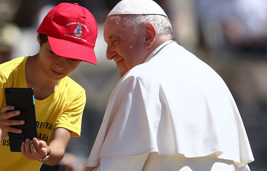Papież przypomniał o beatyfikacji w Sewilli i rozpoczynającym się w środę Światowym Spotkaniu Rodzin