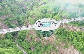 Szklana restauracja w kształcie diamentu zawieszona 270 metrów nad dnem kanionu. Niezwykła atrakcja w Gruzji