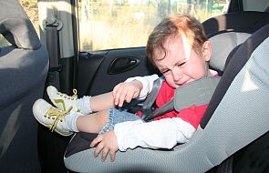 Karygodne zachowania dorosłych: dzieci zostawiane w rozgrzanych samochodach