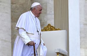 Papież jest w stanie chodzić. Z laską w ręku przywitał się biskupami