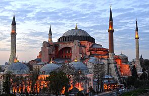 Niszczenie świątyni Hagia Sophia. Zdrapują freski, odłamują drobne elementy na pamiątkę