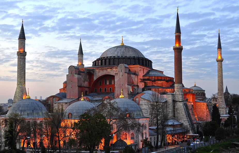 Niszczenie świątyni Hagia Sophia. Zdrapują freski, odłamują drobne elementy na pamiątkę
