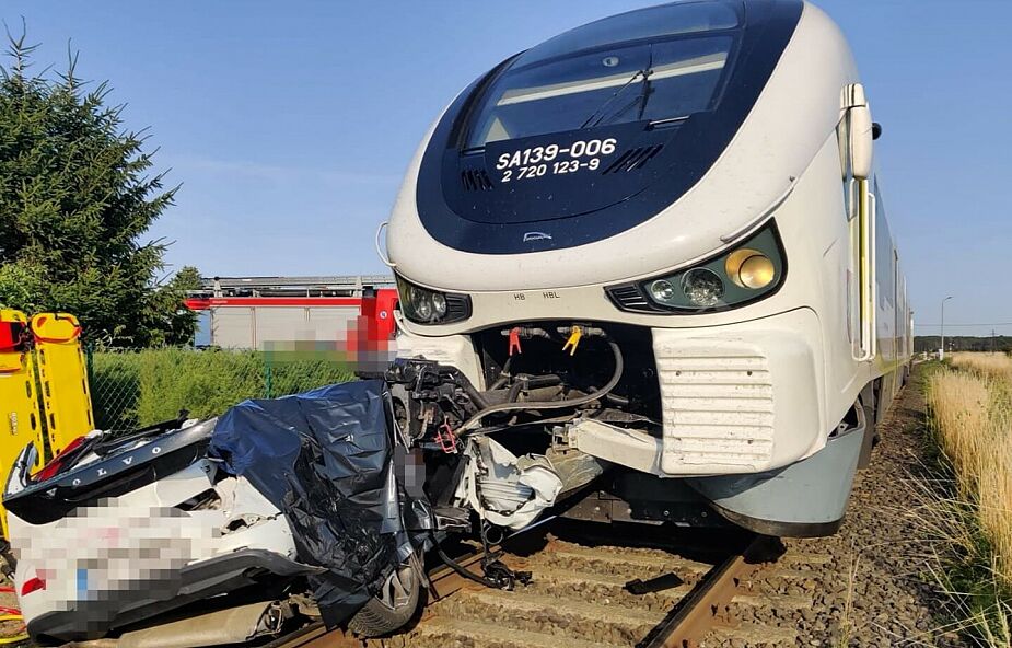 Wypadek na przejeździe kolejowym w Lubuskiem. Trzy osoby zginęły w zderzeniu auta z szynobusem