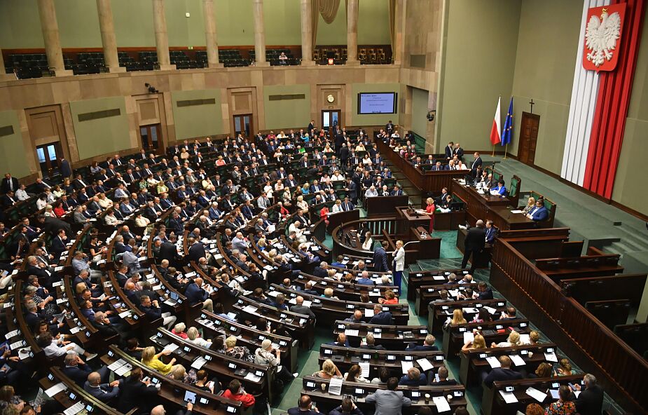Sejm przyjął ustawę o dodatku węglowym. Każde gospodarstwo ogrzewane węglem może otrzymać 3 tys. złotych