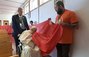 Papieska pielgrzymka do Kanady. Franciszek ucałował transparent z nazwiskami dzieci zmarłych w szkołach dla rdzennej ludności