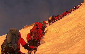 Rekordowa kolejka wspinaczy pod K2. Najtrudniejsza część drogi była całkowicie zablokowana [WIDEO]