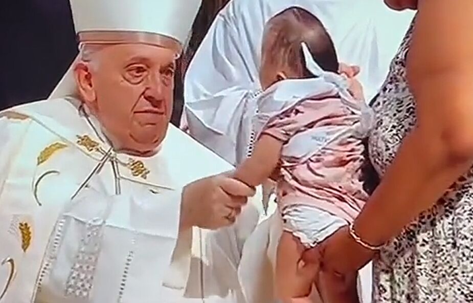 Kobieta przyniosła do papieża niepełnosprawne dziecko. Reakcja Franciszka mówi tak wiele