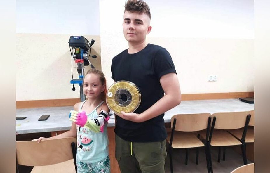 16-letni Kuba stworzył protezę ręki dla 5-letniej Lilki. W jej ulubionych kolorach