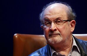 Salman Rushdie przeżył atak nożownika. Przeszedł operację i może stracić oko