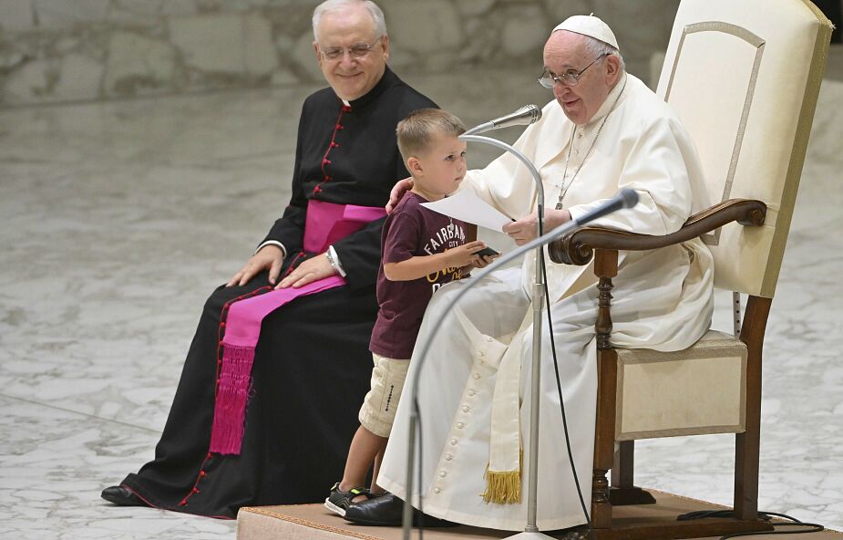 Niezwykła sytuacja w Watykanie. Podczas audiencji do papieża podbiegł chłopiec