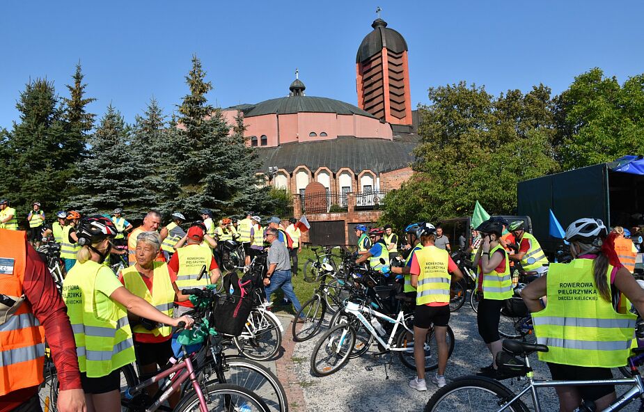 Kielecka rowerowa pielgrzymka zmierza na Jasną Górę. Uczestnicy modlą się o pokój