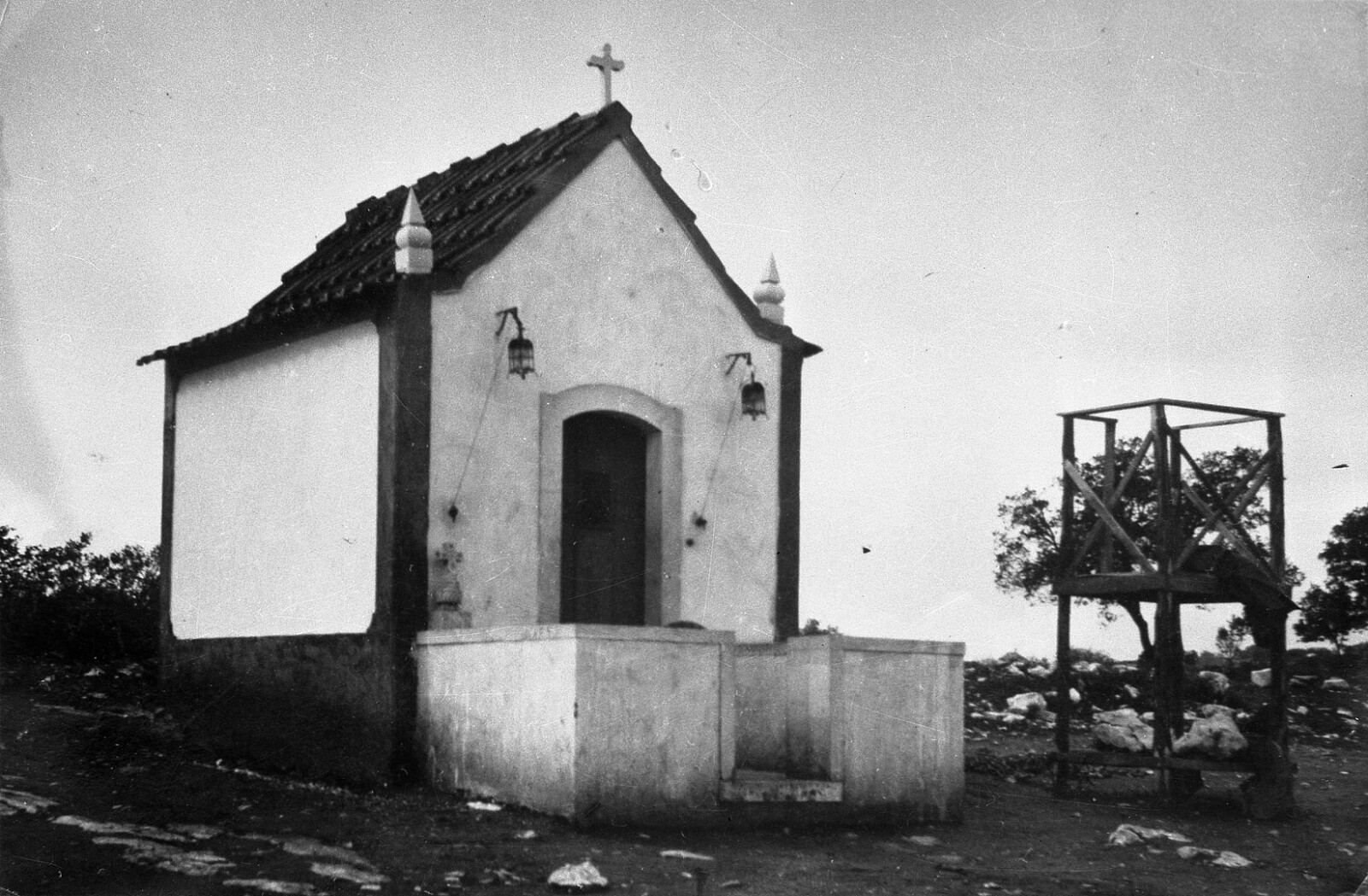 Pierwotna kaplica objawień w Fatimie z 1919 r. - Unknown author, Public domain, via Wikimedia Commons