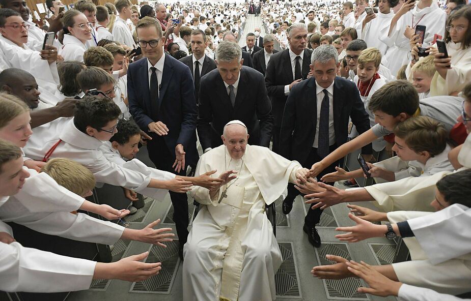 Papież Franciszek do ministrantów: mówcie młodym, że Jezus ich kocha