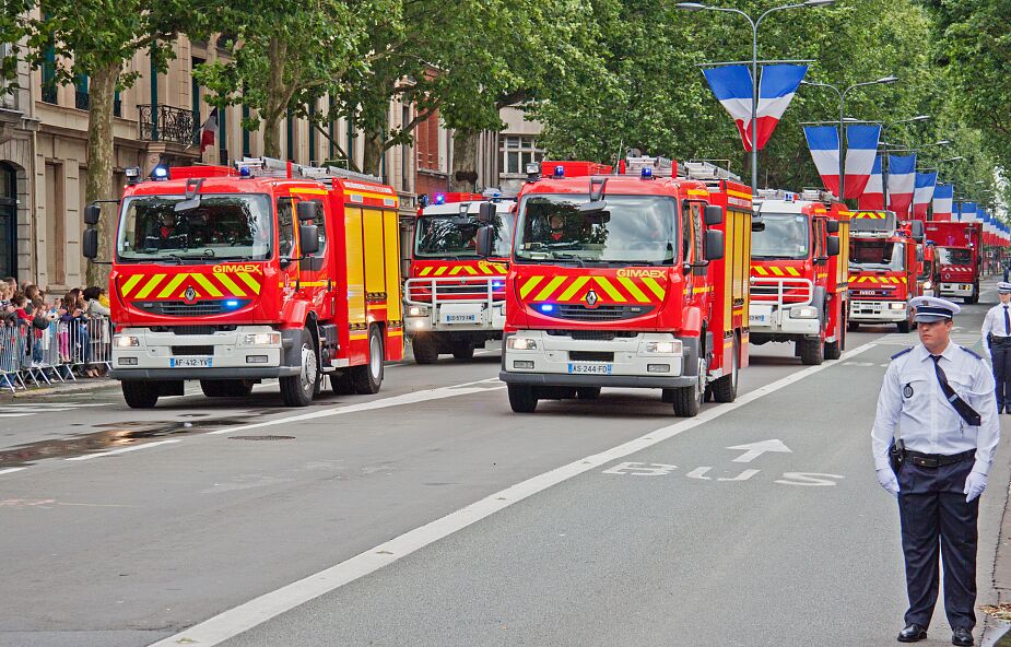 Eksplozja w fabryce we Francji: osiem osób rannych, ponad 60 strażaków walczy z pożarem