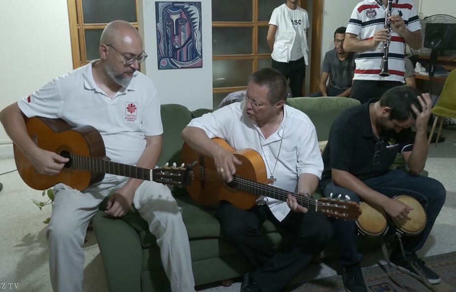 Abp Grzegorz Ryś grał na gitarze i śpiewał "Barkę". Zrobił to na spotkaniu z młodymi w Bejrucie