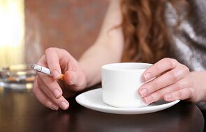 Dlaczego palacze muszą łączyć pierwszego porannego papierosa z kawą?