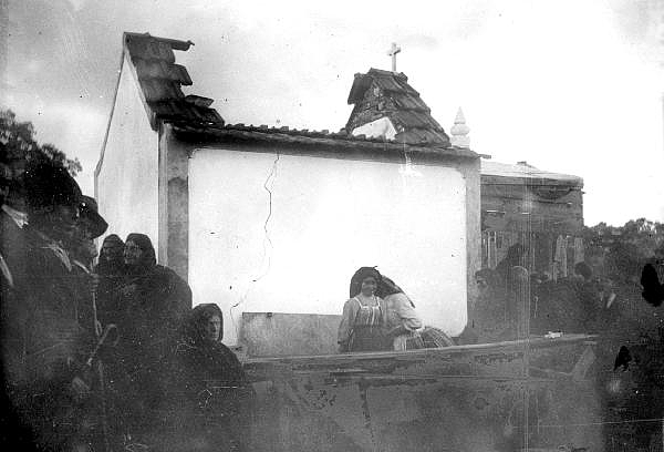 Kaplica objawień po zamachu bombowym (6 III 1922 r.) - Unknown author, Public domain, via Wikimedia Commons